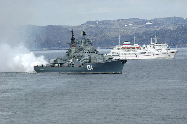 Tàu khu trục Đô đốc Ushakov và tàu cứu hộ Svir.
