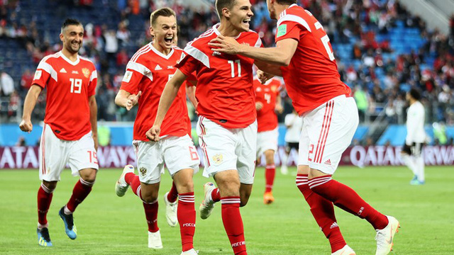   Niềm vui của các cầu thủ Nga sau khi có được bàn thắng trời cho  