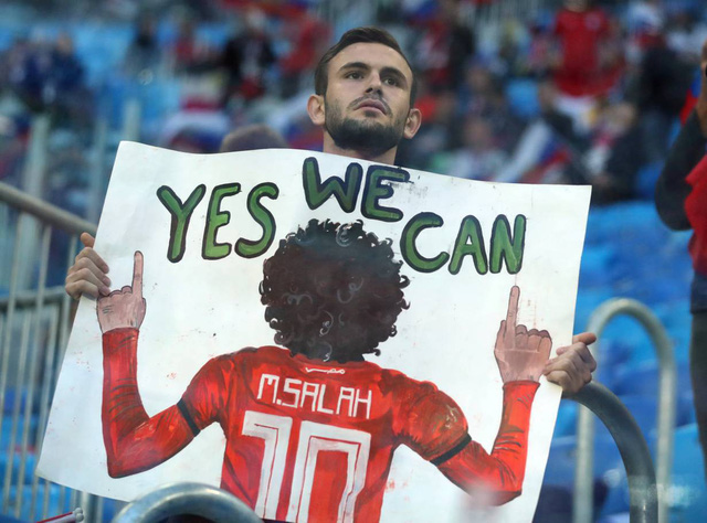   Một cổ động viên cầm một tấm biểu ngữ cùng hình Salah thể hiện sự tự tin Ai Cập sẽ đánh bại Nga ở trận đấu thuộc lượt 2, bảng A, World Cup 2018  