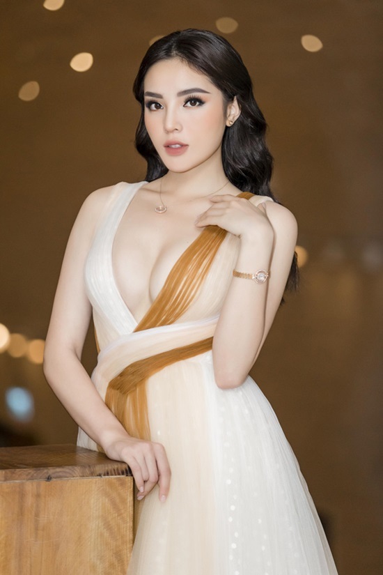 Váy áo tôn ngực của Hoa hậu Kỳ Duyên