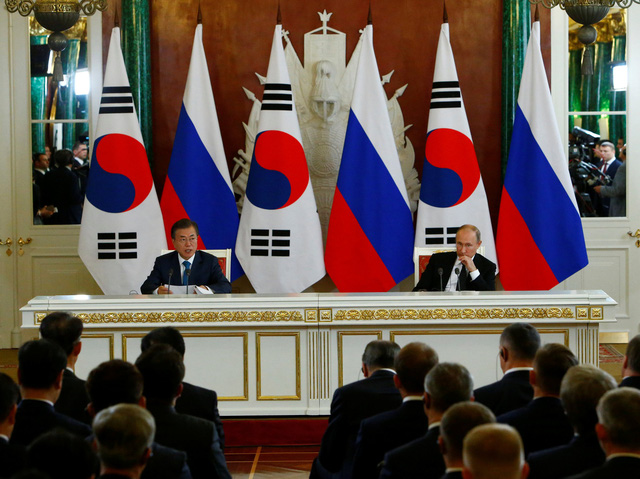 Trong cuộc gặp với người đồng cấp Hàn Quốc, Tổng thống Putin khẳng định Hàn Quốc vẫn là một trong những đối tác ưu tiên của Nga tại châu Á. Ông Putin nhấn mạnh mối quan hệ thương mại song phương ngày càng tăng giữa Hàn Quốc và Nga, đồng thời cho biết mối quan hệ này “có thể sẽ còn lớn hơn nữa”.