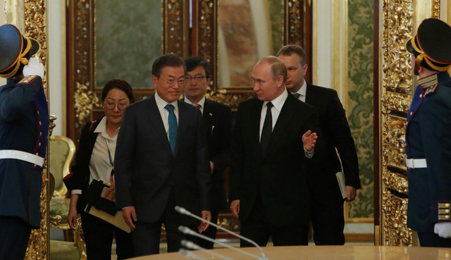 Tổng thống Moon Jae-in là nhà lãnh đạo Hàn Quốc đương nhiệm đầu tiên tới thăm Nga trong 19 năm qua. Đây cũng là chuyến thăm cấp nhà nước đầu tiên của ông Moon Jae-in tới Nga kể từ khi nhậm chức.