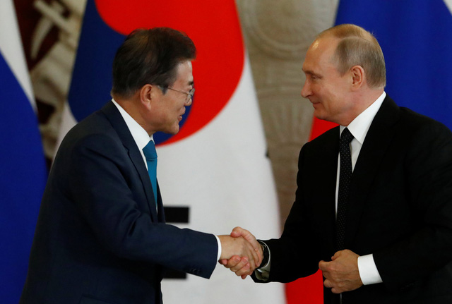 Tổng thống Putin cho biết cách tiếp cận của Nga và Hàn Quốc trong việc giải quyết các vấn đề quốc tế căng thẳng, bao gồm chương trình hạt nhân của Triều Tiên, “phần lớn tương đồng”.