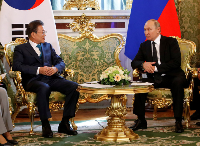 Chuyến đi tới Nga của tổng thống Hàn Quốc diễn ra không lâu sau hội nghị thượng đỉnh giữa Mỹ và Triều Tiên tại Singapore hôm 12/6. Tổng thống Putin cho biết “Nga luôn kêu gọi việc cải thiện tình hình trên bán đảo Triều Tiên và tiếp tục đóng góp nỗ lực để giải quyết vấn đề này”.