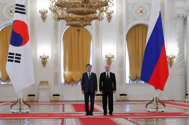 Hai nhà lãnh đạo Nga - Hàn đã ký tuyên bố chung về khu vực thương mại tự do sau cuộc hội đàm tại Điện Kremlin. Đây là một trong số các bước đi trên con đường tự do hóa hợp tác kinh tế song phương giữa hai nước.