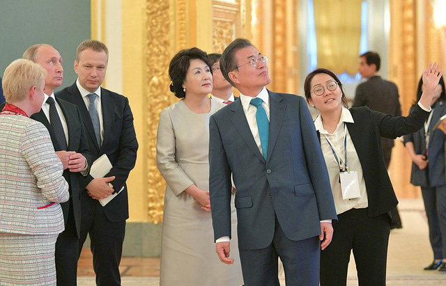 Tổng thống Putin đã đưa Tổng thống Moon Jae-in và phu nhân đi tham quan Điện Kremlin - tòa nhà quyền lực nhất nước Nga nhân chuyến thăm của nhà lãnh đạo Hàn Quốc tới Moscow.