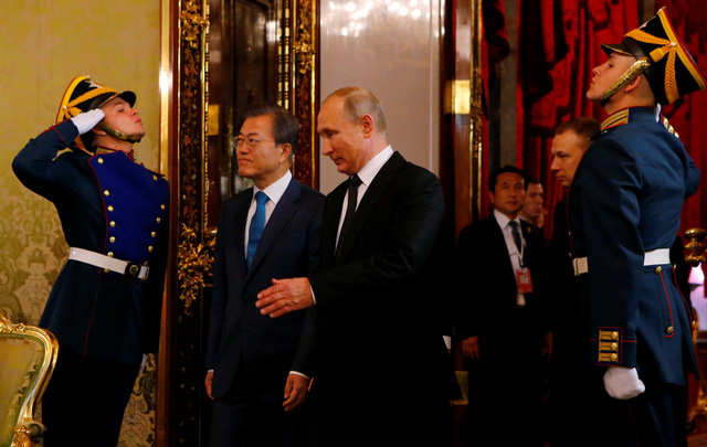 Tổng thống Nga Vladimir Putin ngày 22/6 đã đón tiếp Tổng thống Hàn Quốc Moon Jae-in tại Điện Kremlin ở Moscow. Đây là ngày làm việc thứ hai trong chuyến thăm Nga của Tổng thống Moon Jae-in, sau cuộc gặp với Thủ tướng Dmitry Medvedev ngày 21/6.