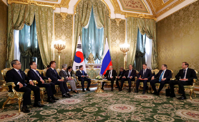 Tổng thống Putin và Tổng thống Moon Jae-in đã tiến hành các cuộc hội đàm kín và mở rộng. Một loạt văn kiện cũng đã được ký kết, bao gồm tuyên bố chung 32 điểm.