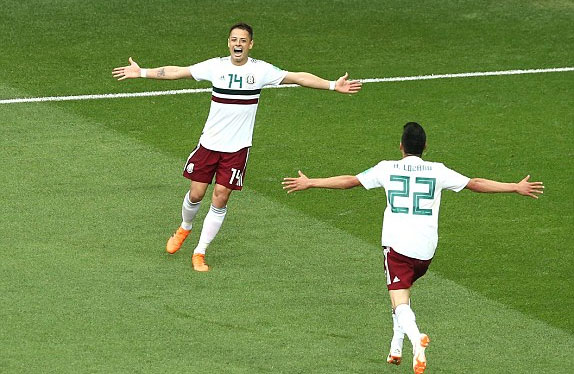 Javier Hernandez và đồng đội bay cao sau trận thắng thứ hai. Ảnh: Reuters