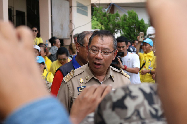   Thống đốc Narongsak Osatanakorn trong cuộc họp báo (Ảnh: AFP)  