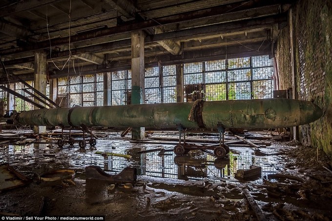 Cảnh hoang phế trong nhà máy ngư lôi tuyệt mật thời Liên Xô