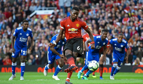 Pogba đưa Man Utd dẫn trước trên chấm phạt đền. Ảnh: EPA.