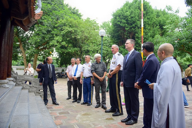 Trong chuyến thăm tới đền thờ Hai Bà Trưng, Đại tướng Brown và Đại sứ Kritenbrink đã được nghe giới thiệu về lịch sử của ngôi đền cũng như những giá trị truyền thống của dân tộc Việt Nam.