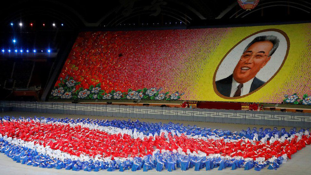 Hơn 17.000 em nhỏ đã dùng các trang sách in màu để xếp thành hình các nhà lãnh đạo, phong cảnh hoặc các câu khẩu hiệu tại chương trình đồng diễn ở Bình Nhưỡng ngày 9/9. (Ảnh: Reuters)
