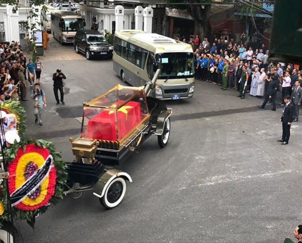   Đoàn xe nghi lễ đưa di hài Chủ tịch nước Trần Đại Quang rời Nhà tang lễ quốc gia.  
