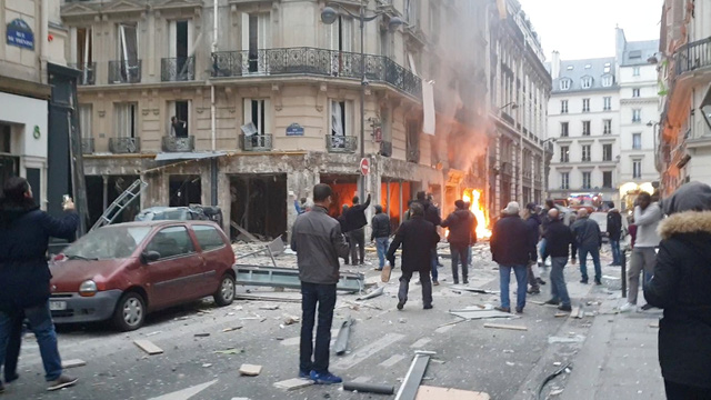 Cảnh tượng đổ nát sau vụ nổ khiến 4 người chết tại Paris - Ảnh 2.