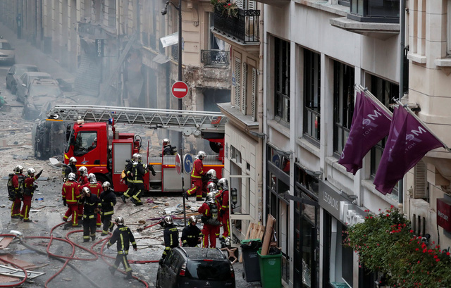 Cảnh tượng đổ nát sau vụ nổ khiến 4 người chết tại Paris - Ảnh 4.