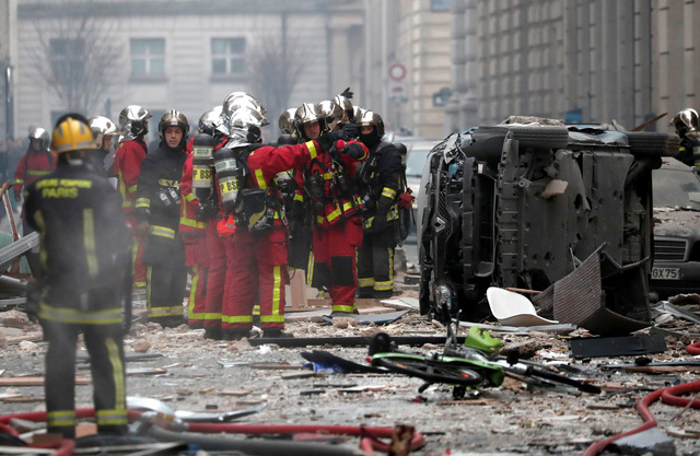 Cảnh tượng đổ nát sau vụ nổ khiến 4 người chết tại Paris - Ảnh 6.