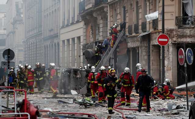 Cảnh tượng đổ nát sau vụ nổ khiến 4 người chết tại Paris - Ảnh 7.