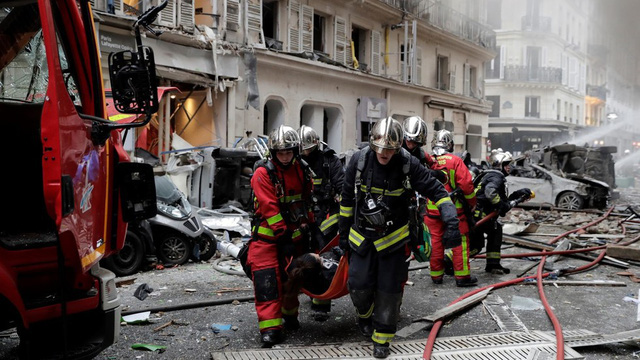 Cảnh tượng đổ nát sau vụ nổ khiến 4 người chết tại Paris - Ảnh 8.