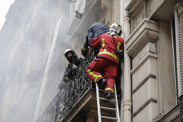 Cảnh tượng đổ nát sau vụ nổ khiến 4 người chết tại Paris - Ảnh 9.