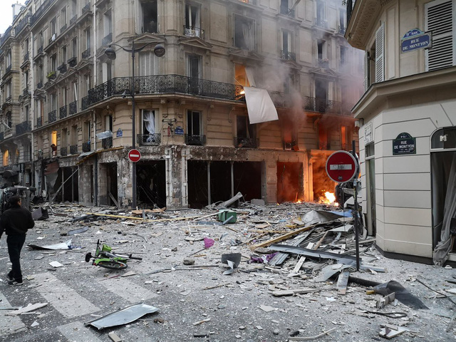Cảnh tượng đổ nát sau vụ nổ khiến 4 người chết tại Paris - Ảnh 10.