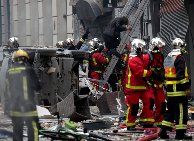 Cảnh tượng đổ nát sau vụ nổ khiến 4 người chết tại Paris - Ảnh 11.