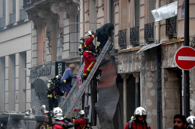Cảnh tượng đổ nát sau vụ nổ khiến 4 người chết tại Paris - Ảnh 13.