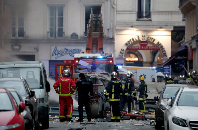 Cảnh tượng đổ nát sau vụ nổ khiến 4 người chết tại Paris - Ảnh 17.