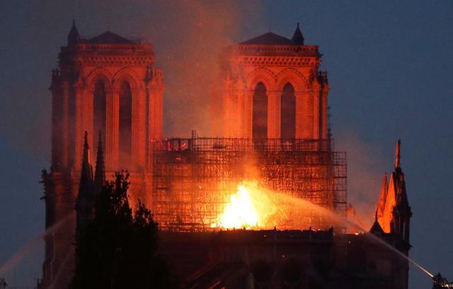 Những hình ảnh đầu tiên bên trong Nhà thờ Đức Bà Paris sau hỏa hoạn dữ dội - 15