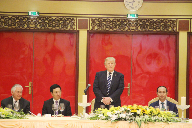  Đáp từ, Tổng thống Donald Trump bày tỏ vinh dự lớn lao có mặt tại đây, cho rằng quan hệ hai nước Mỹ và Việt Nam đã đạt được những thành tựu rất lớn lao. Tổng thống Donald Trump bày tỏ đất nước Việt Nam đã làm được rất nhiều điều tuyệt vời và nước Mỹ cũng vậy.  