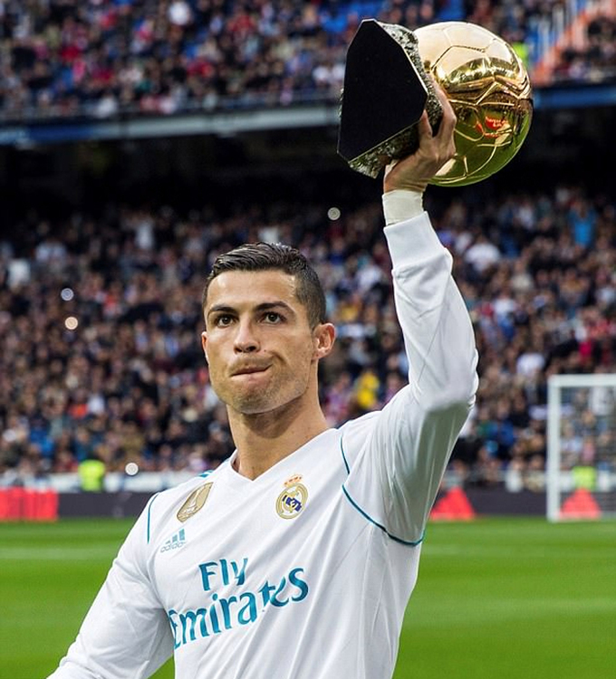 Ronaldo khoe năm Quả Bóng Vàng với khán giả sân Bernabeu