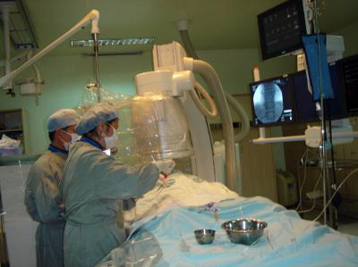 Ê kíp khoa ngoại tim mạch BV ĐHYD TPHCM đang thực hiện phẫu thuật cho bệnh nhân H.Q.T sáng 10/12/2007