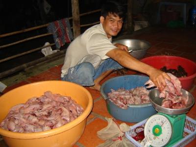 Tại điểm tập kết chuột của các xạ thủ mang về ở nhà anh Bình, một chủ thu mua chuột ở xã Thạnh Quới, huyện Long Hồ, tỉnh Vĩnh Long