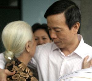 Ông Nguyễn Việt Tiến gặp mẹ già hôm được tại ngoại