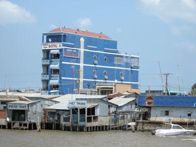 Khách sạn Đông Á ở Sông Đốc, huyện Trần Văn Thời-Cà Mau, nơi nuôi chim yến trên lầu tư
