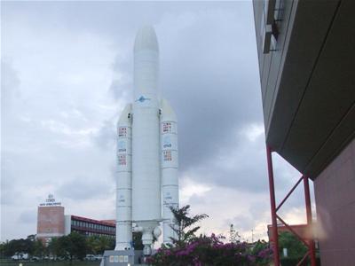 Mô hình tên lửa cao mang vệ tinh có kích cỡ đúng bằng tên lửa thật cao 51 mét tại Trung tâm vũ trụ châu Âu gần bãi phóng Kourou