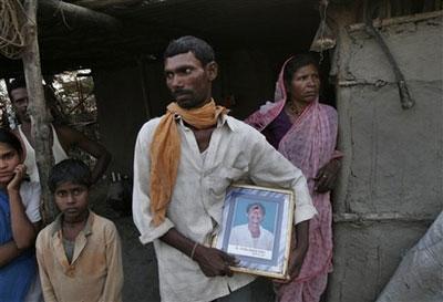 Sanjay Devkar mang theo di ảnh của người cha đã tự sát vì nợ nần