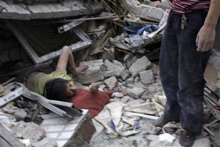 Một phụ nữ cố vùng vẫy khỏi đống đổ nát của ngôi nhà bị sập sau trận động đất