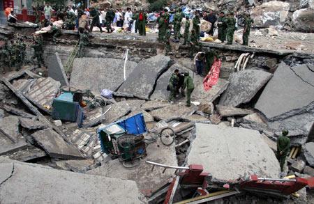 Các binh sĩ đang tìm cứu người sống sót tại một con đường bị sụp do địa chấn ở huyện Bắc Xuyên