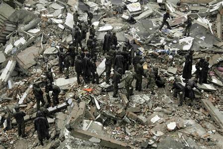 Nỗ lực tìm kiếm người sống sót trong đống đổ nát một tòa nhà ở thành phố Đô Giang Yển, một trong những nơi chịu thiệt hại nặng nhất do động đất ở Tứ Xuyên