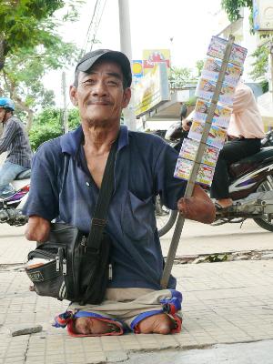 Ông Năm cụt bán vé số ở đường Tôn Đức Thắng, TP Long Xuyên