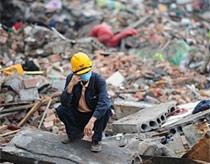 Một công nhân nghỉ tay giữa lúc dọn dẹp đống đổ nát sau động đất ở Tứ Xuyên