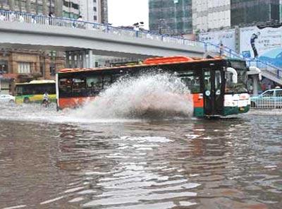 Nước dâng lên trên đường phố Quảng Châu, Quảng Đông, Trung Quốc