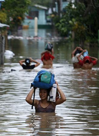 Dân chúng thành phố Zamboanga, miền nam Philippines, lội trong dòng nước ngập tới ngực, hậu quả của cơn bão Fengshen