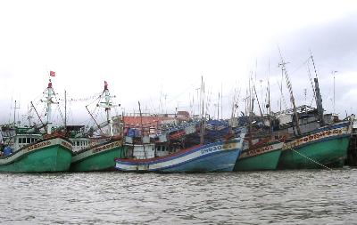 Tàu đánh cá ở Cà Mau lần lượt nhận hỗ trợ chi phí nhiên liệu