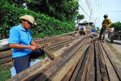 Nông dân phá bè bán gỗ ở huyện Phú Tân - An Giang