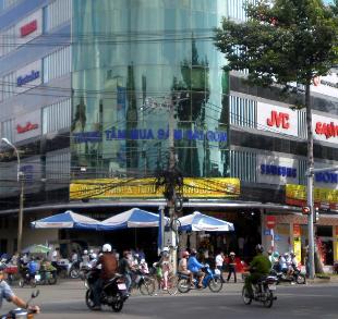  Trụ sở siêu thị điện máy Nguyễn Kim (TP.HCM).