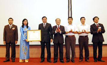 Nhân kỉ niiệm 5 năm ngày thành lập NHCSXH, thừa uỷ quyền của Chủ tịch nuớc CHXHCNVN, Phó Thủ tướng thường trực Chính phủ Nguyễn Sinh Hùng đã trao Huân chương độc lập hạng 3 cho NHCSXH. 