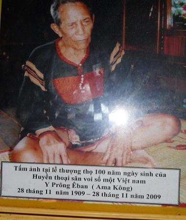 Vua voi Ama Kông tại lễ thượng thọ lúc 100 tuổi.